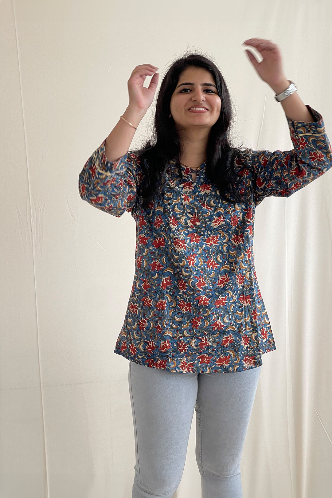 Lily Short Top with Flower motifs